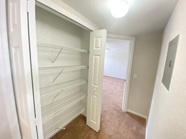 Building Photo - Second Floor Apartment with Balcony View! ...