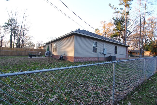 Building Photo - 3/2 One Level in Sherwood!