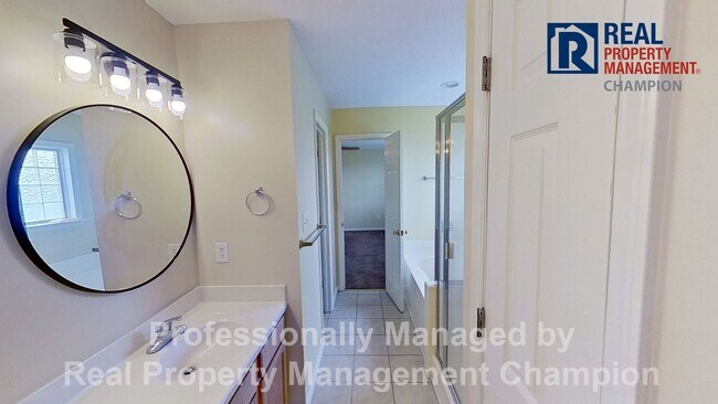 Building Photo - Charming 4 BD/2.5 BA with Wrap Around Porc...