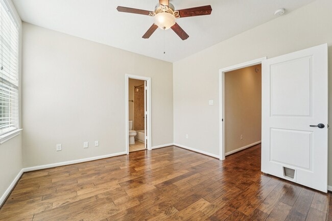 Building Photo - 2421 Beall St