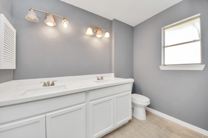 Master Bathroom - 26718 Cypresswood Dr