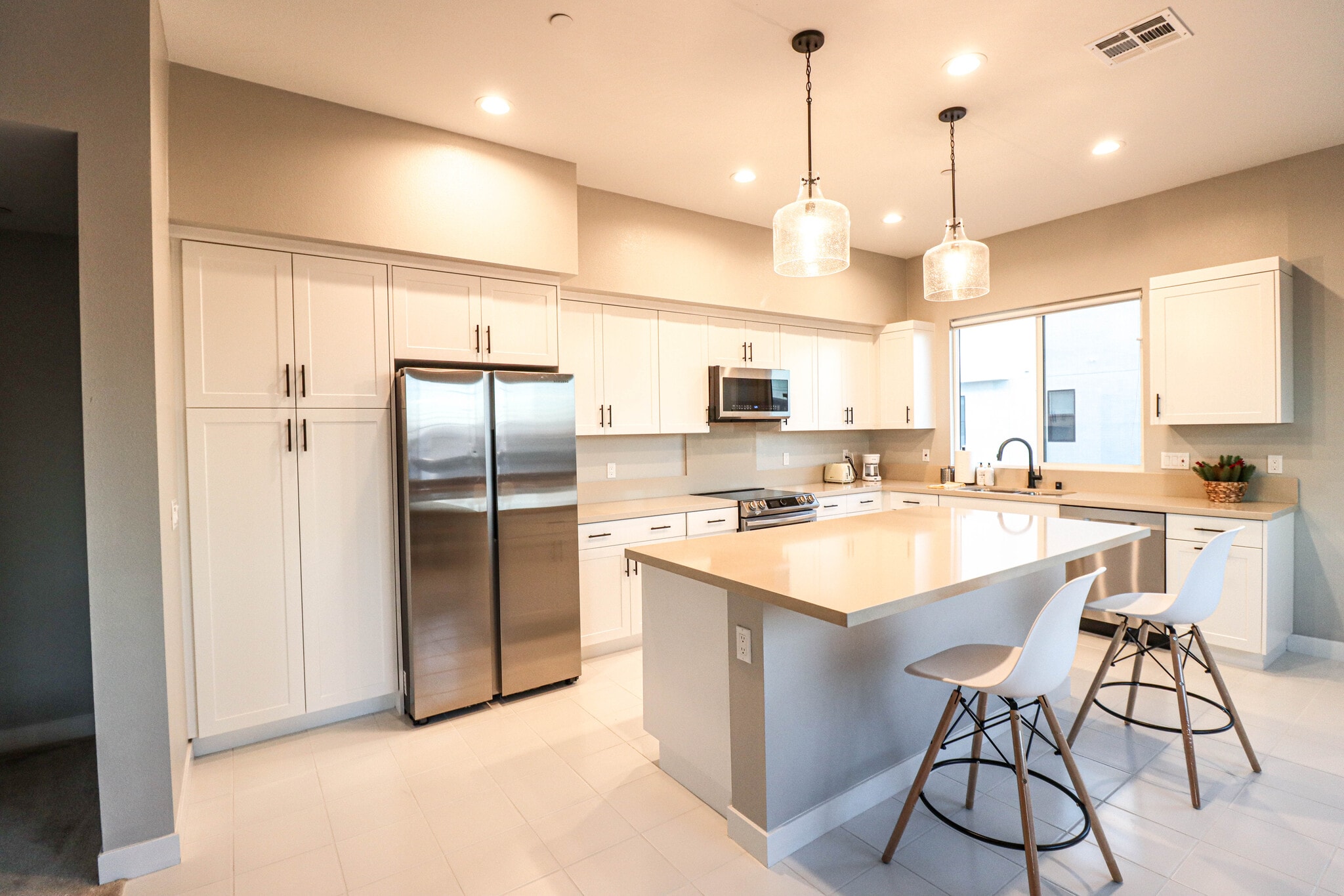 Building Photo - 2049 W Rosecrans Ave