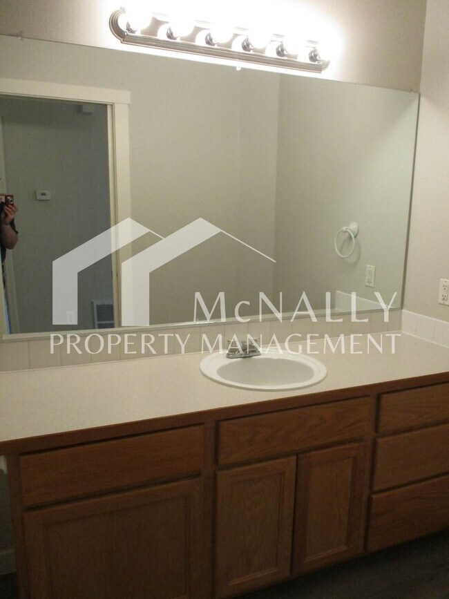 Building Photo - Charming Condo with Bonus Room in Horseshoe Gardens
