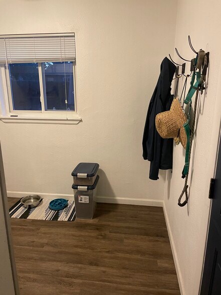 Mudroom-laundry - 9291 High St