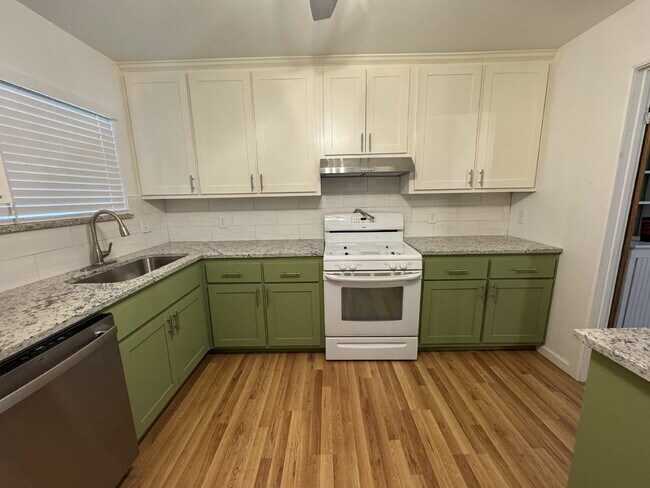 Building Photo - 2318 Fenwick Dr