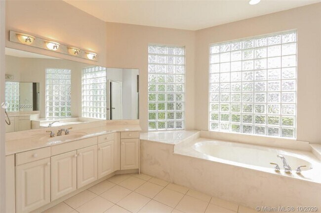 Building Photo - 2560 Jardin Manor