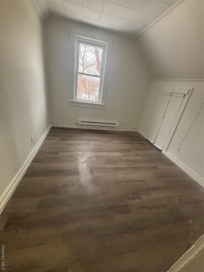 Building Photo - 147 Downs St