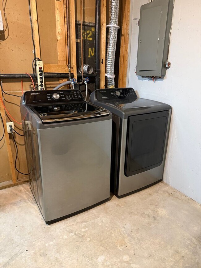 Building Photo - Spacious 3 Bedroom, 2 Bath - Your Derby Ho...