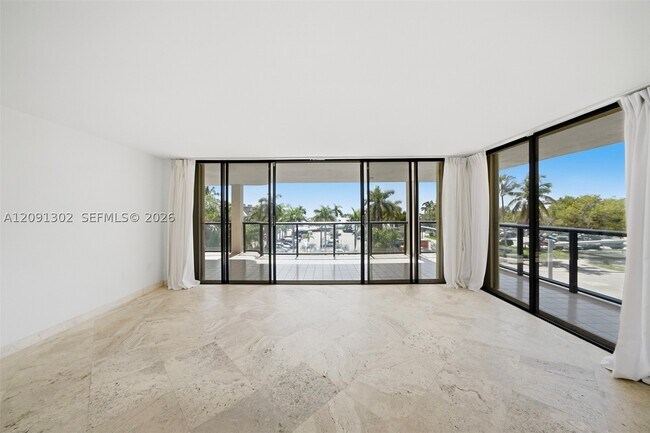 Building Photo - 2575 S Bayshore Dr