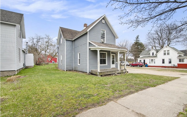 Building Photo - Selling - River Street