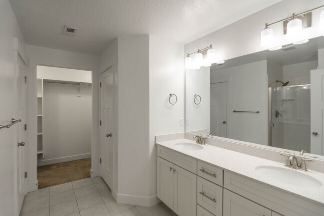 Building Photo - Beautiful 4 Bedroom Townhome in Saratoga Springs!