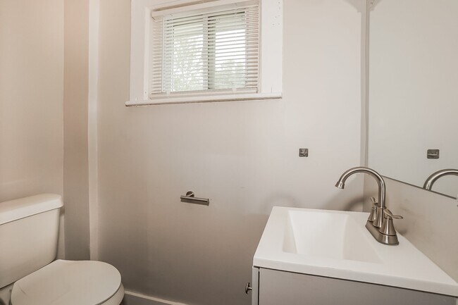 Building Photo - 128 Hollinger Ave