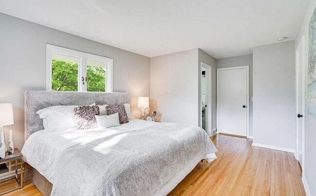 Building Photo - Perfect 4 bedroom count Home in Burnsville