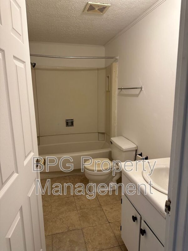 Building Photo - 123 Circle Dr