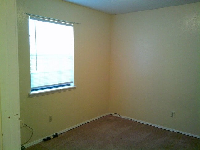 Building Photo - 6812 NW Willow Creek Dr