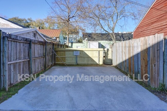 Building Photo - 543 E Harris St