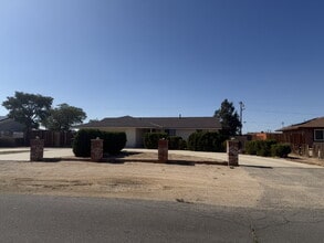 Building Photo - Newly painted throughout, new garage door ...