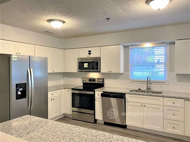 Building Photo - 12300 Woodbend Dr