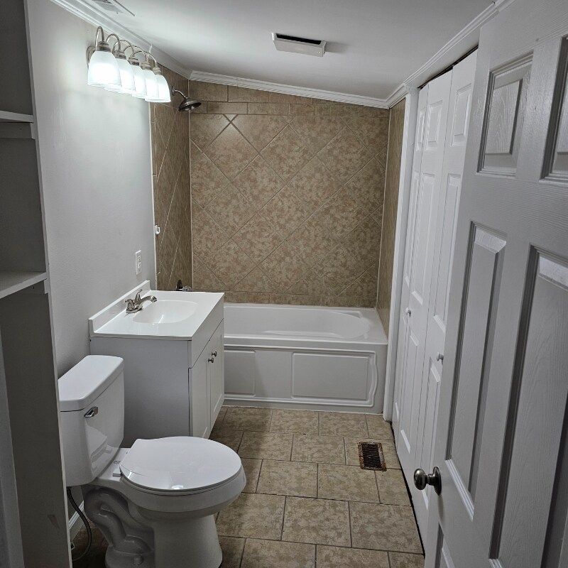 Building Photo - 1335 Victory St