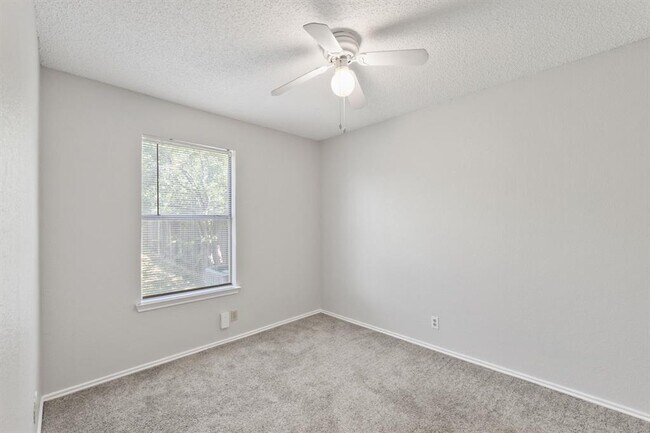 Building Photo - 6002 Parkwood Dr