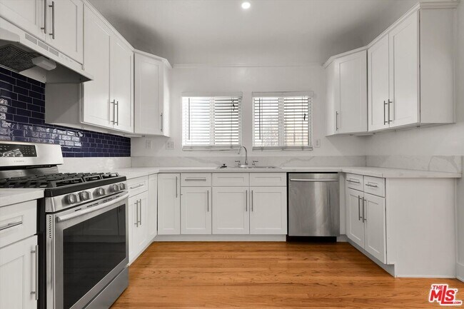 Building Photo - 858 1/2 S Gramercy Pl