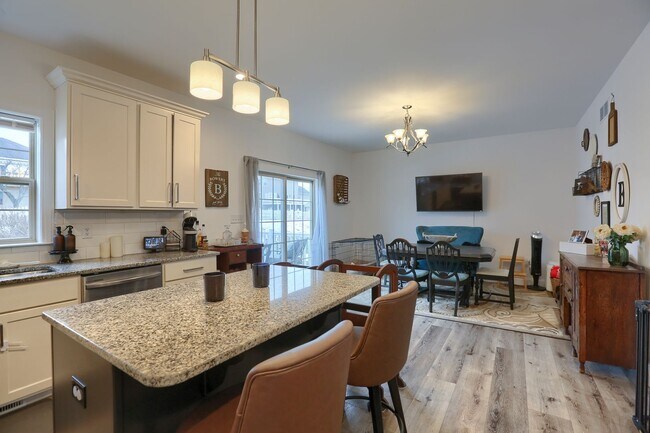 Building Photo - 4 bedroom townhome