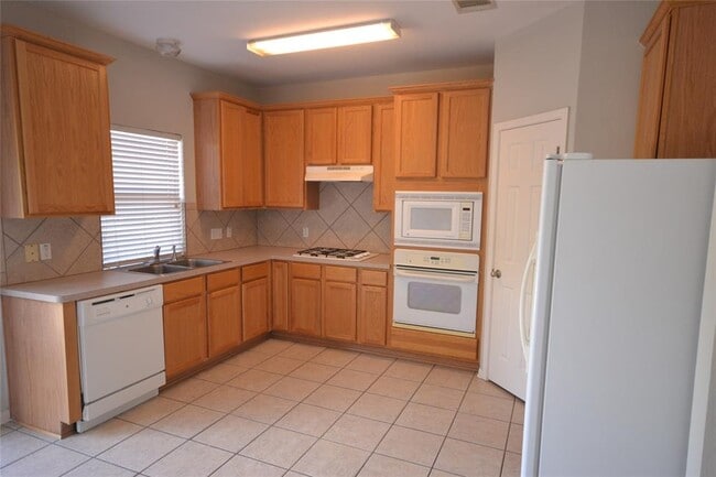 Building Photo - 1501 Encino Dr