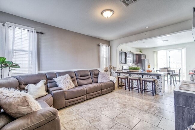 Building Photo - Beautiful 3/2.5 near Clovis East