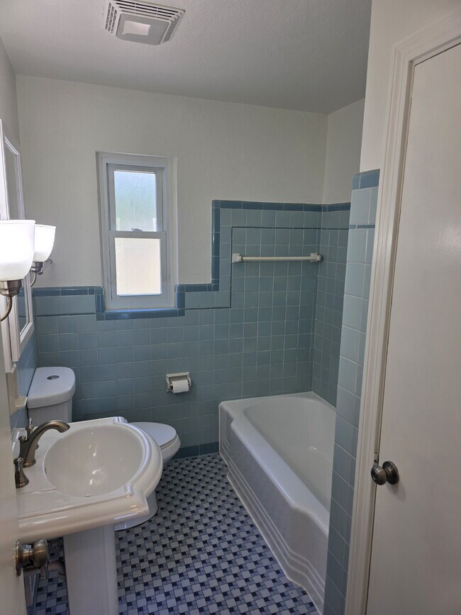 Building Photo - 300 Maxwell Dr