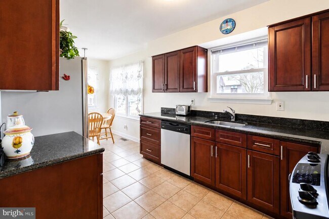 Building Photo - 44 Brambling Ln