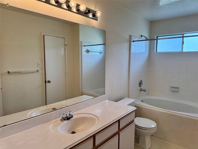 Building Photo - 8930 Aspen Pl Dr