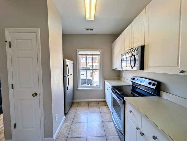 Building Photo - Hedingham Townhome