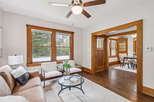 Building Photo - Cute 4 Bedroom 2 Bath Bungalow with a fenc...