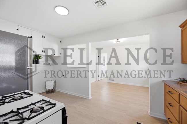 Building Photo - 941 W Hazel St