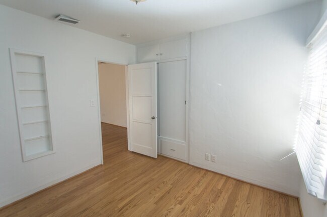 Building Photo - Prime Old Town Orange location