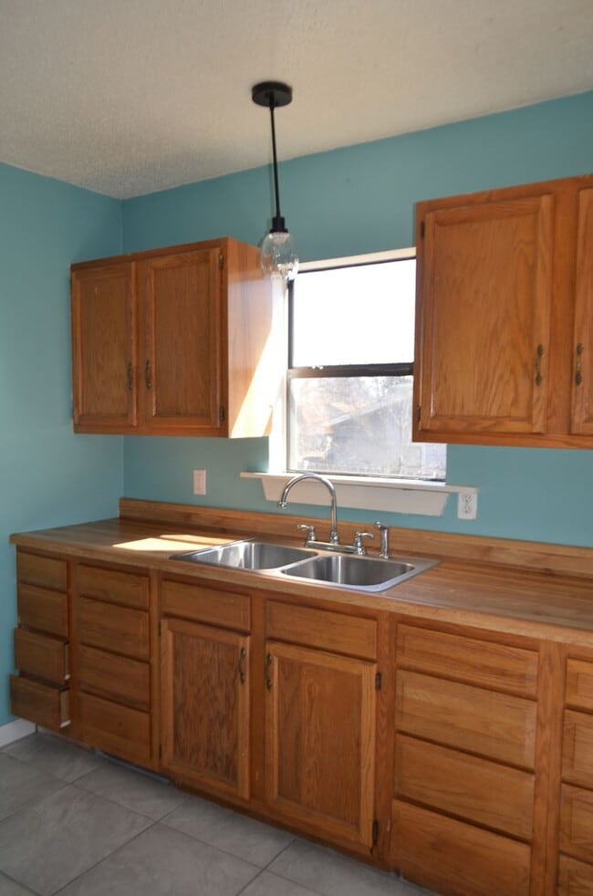 Building Photo - Country setting