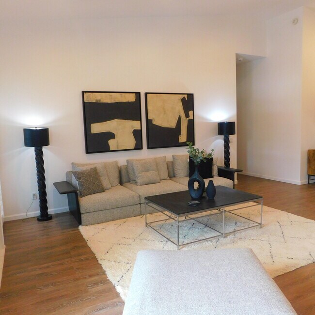 Building Photo - 14 Mission Palms Dr W