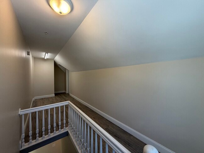 Building Photo - 129 Kenoza Ave