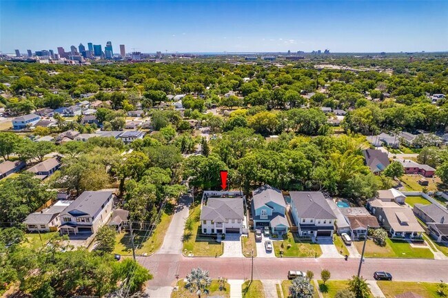 Building Photo - 902 W Plymouth St