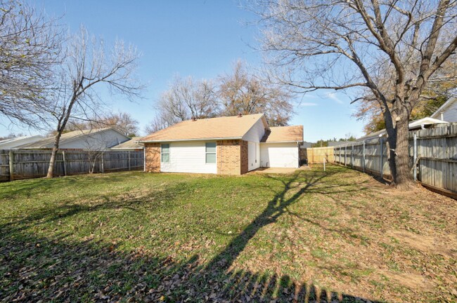 Building Photo - 812 Peregrine Dr