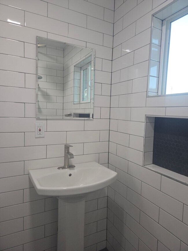 Building Photo - 3 Bedroom 1.5 Bath Modern Farmhouse near J...
