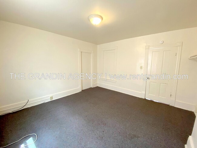 Building Photo - 909 13th St SE