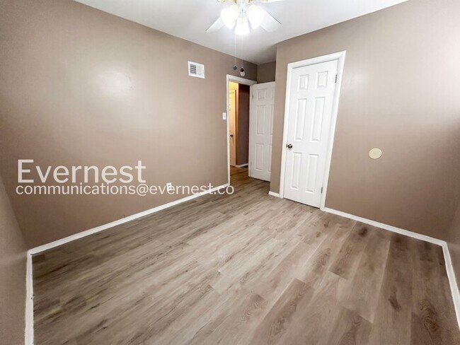 Building Photo - 3 Bed/1 Bath Home with Off-Street Parking / Pet-Friendly / Vouchers Accepted / Available Now!