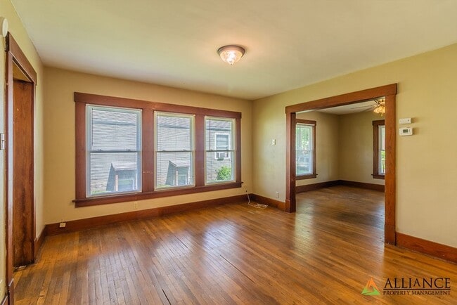 Building Photo - Ideal Location! Next to KSU!