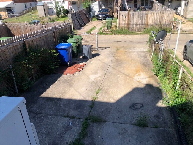 Building Photo - 3 Bedroom 1.5 bathroom townhouse for rent ...