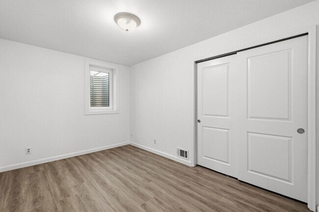 Building Photo - 4 bedroom / 2 bath / Beautifully Updated