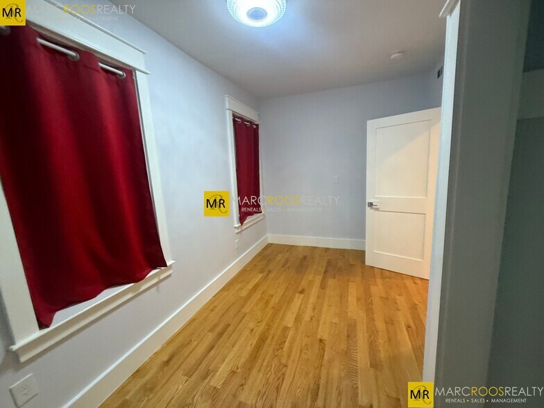 Building Photo - 331 Chelsea St