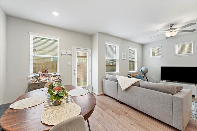 Building Photo - 1519 Beach Oak Dr