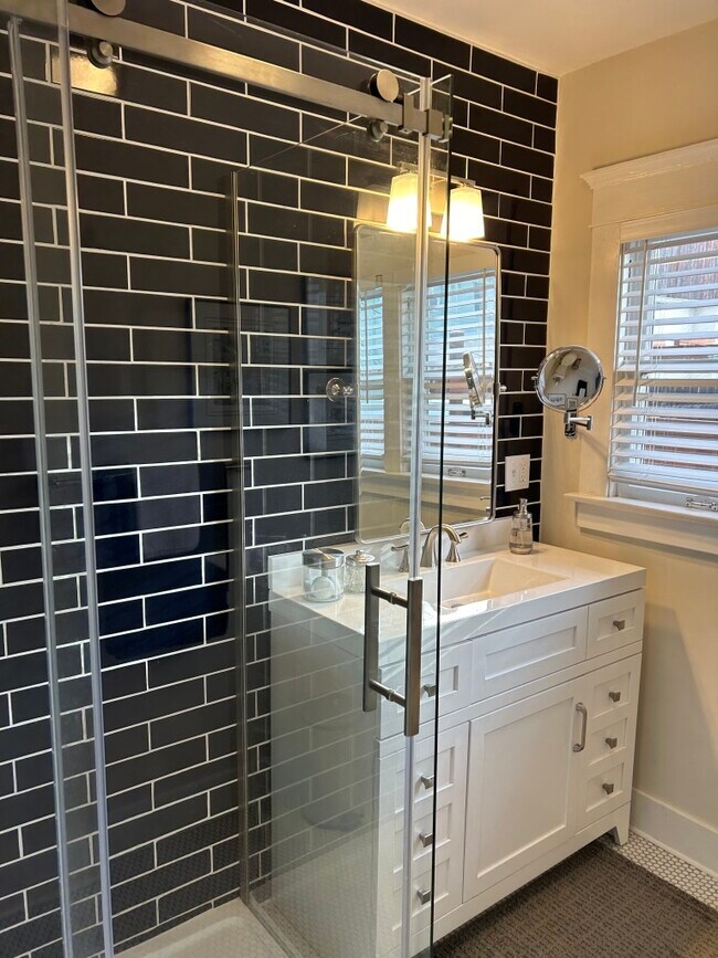 Bath - 532 Molino Ave