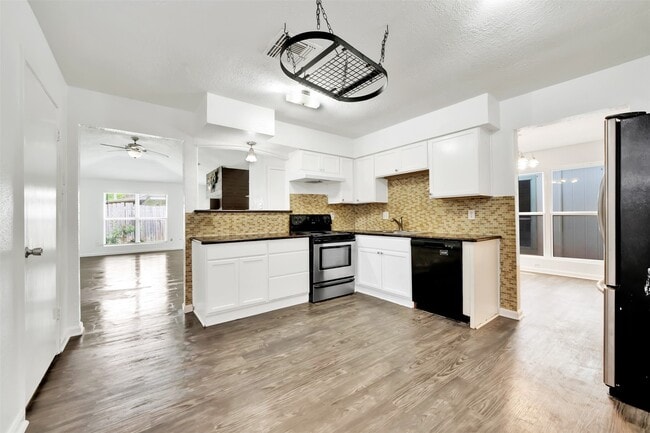 Building Photo - 22102 Breezy Hill Dr
